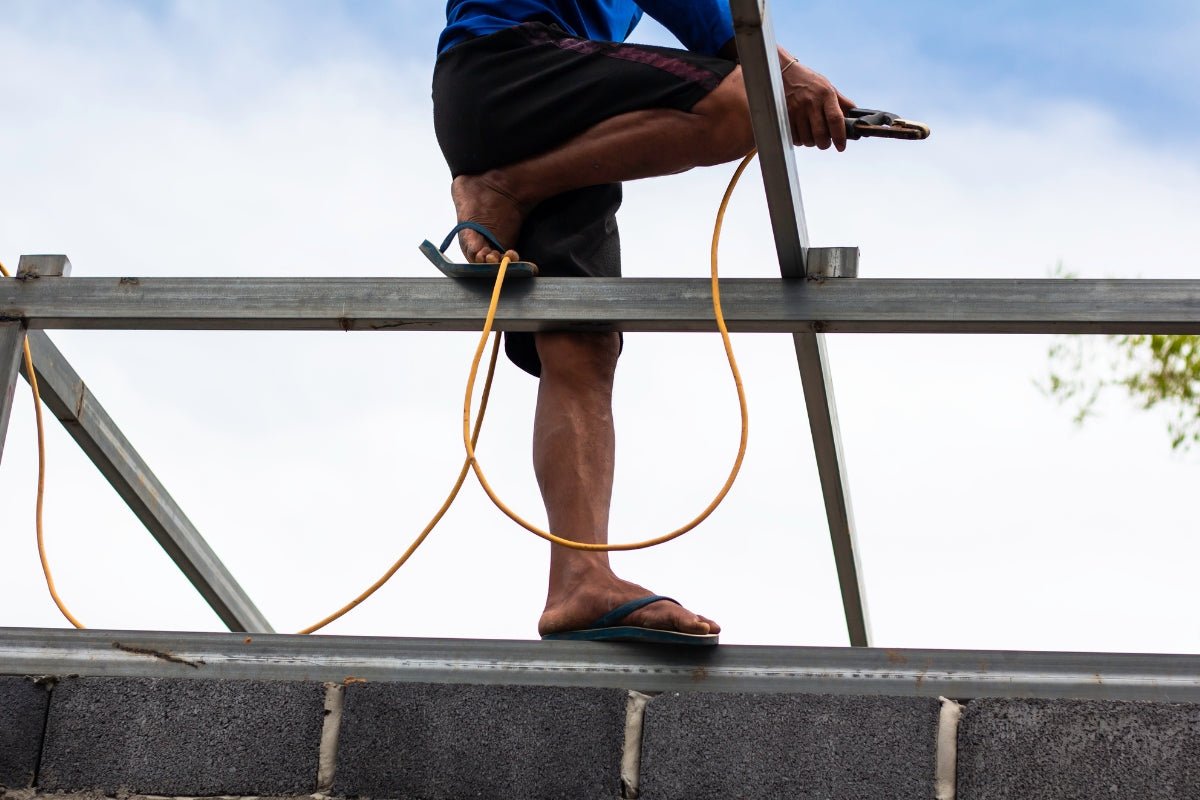 Securitatea la Înălțime: Importanța Echipamentului de Protecție - Admira Distribution