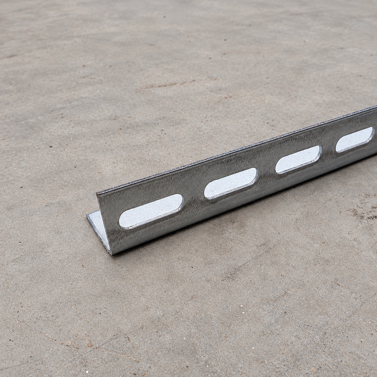 Șină suport PM în L, 41 × 41 × 2,3 mm, lungime 2200 mm — detaliu 2