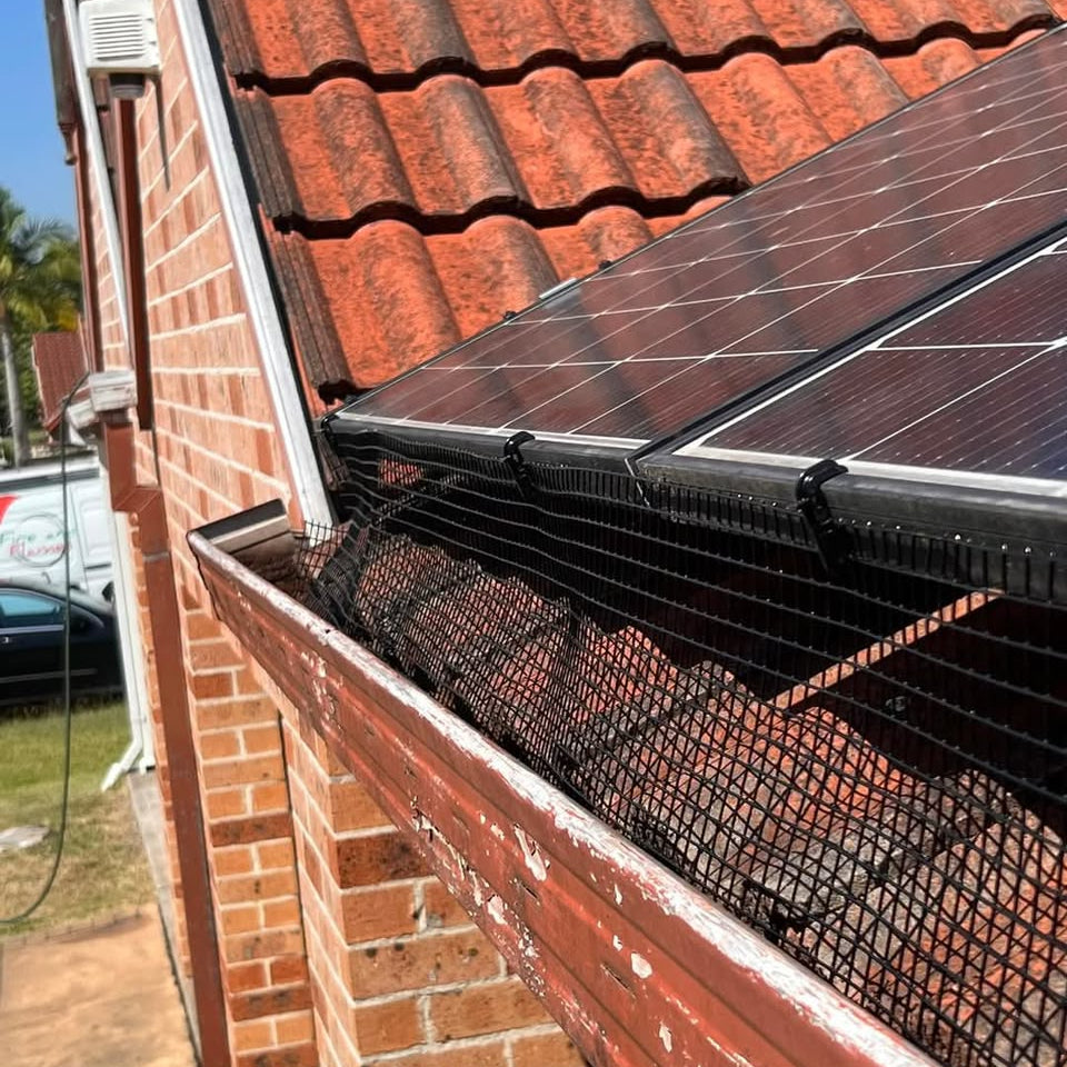 Clemă speed clip pentru fixare plasă anti pasări la panouri solare fotovoltaice, fără șuruburi, pentru panouri cu rama cu 2 laturi