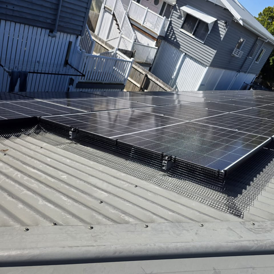 Clemă speed clip pentru fixare plasă anti pasări la panouri solare fotovoltaice, fără șuruburi