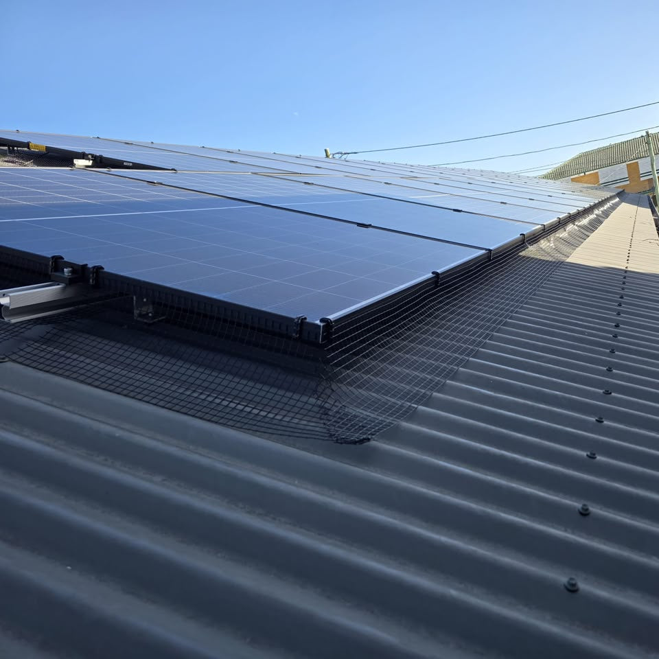 Clemă speed clip pentru fixare plasă anti pasări la panouri solare fotovoltaice, fără șuruburi, pentru panouri cu rama cu 2 laturi