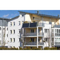 Două panouri fotovoltaice URECO montate pe balconul unui bloc