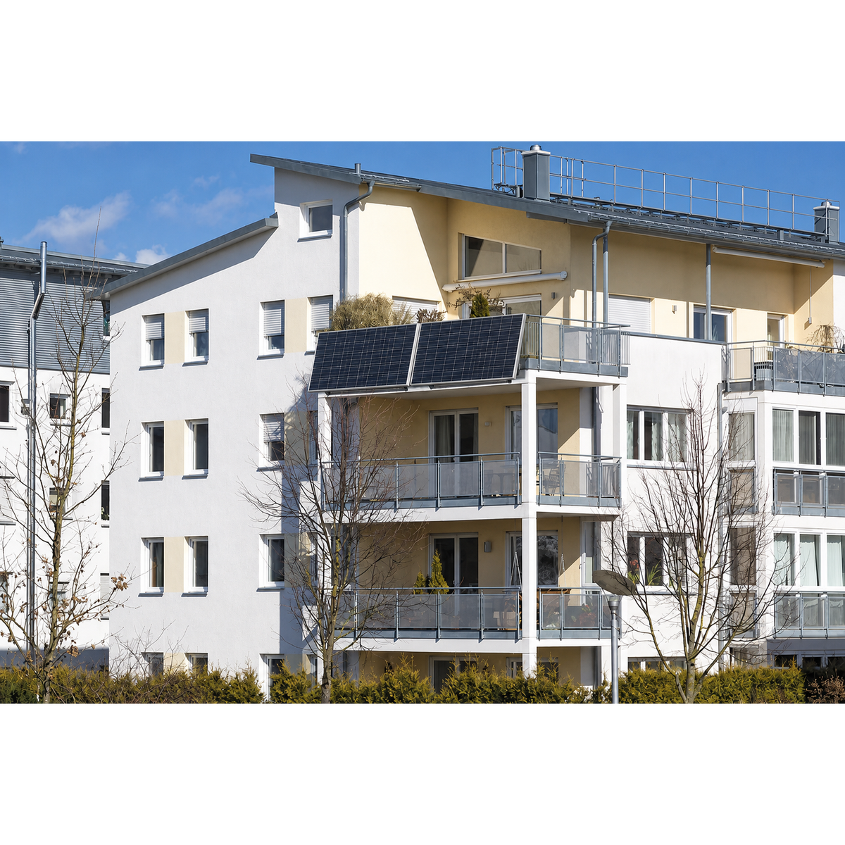 Două panouri fotovoltaice URECO montate pe balconul unui bloc