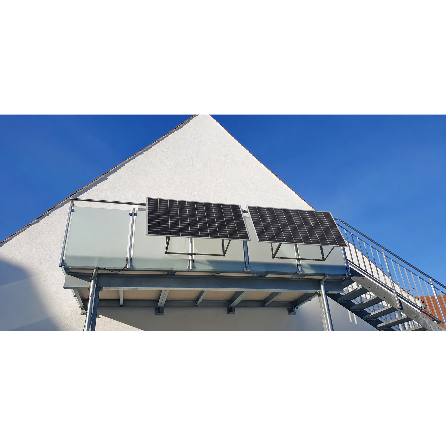 Două panouri fotovoltaice URECO montate pe terasa unei locuințe