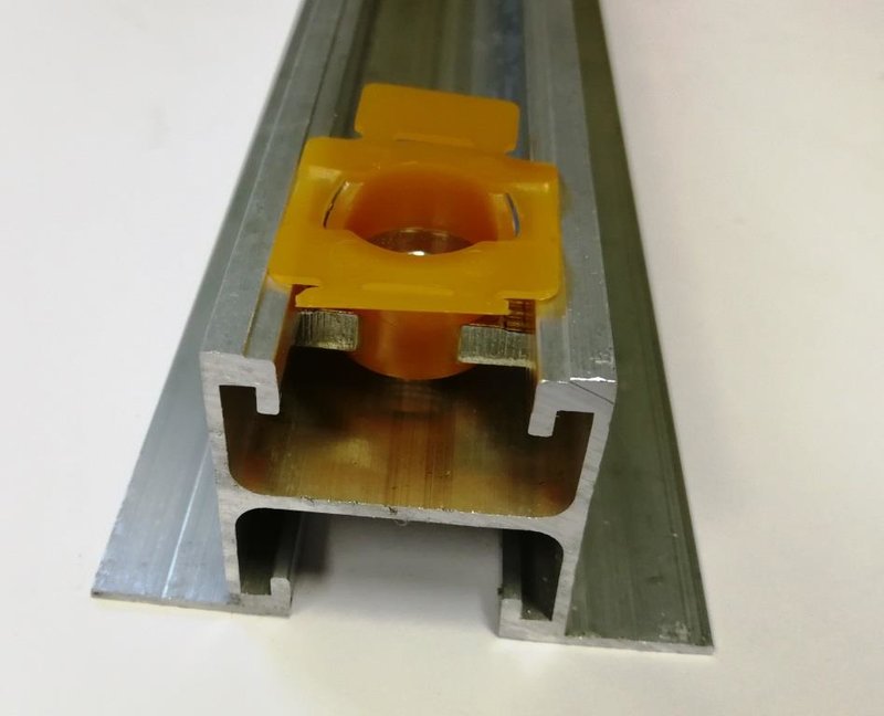 Piuliță de inserție M8, inox A2, cu ajutor plastic pt. profile 41/41 și 41/21