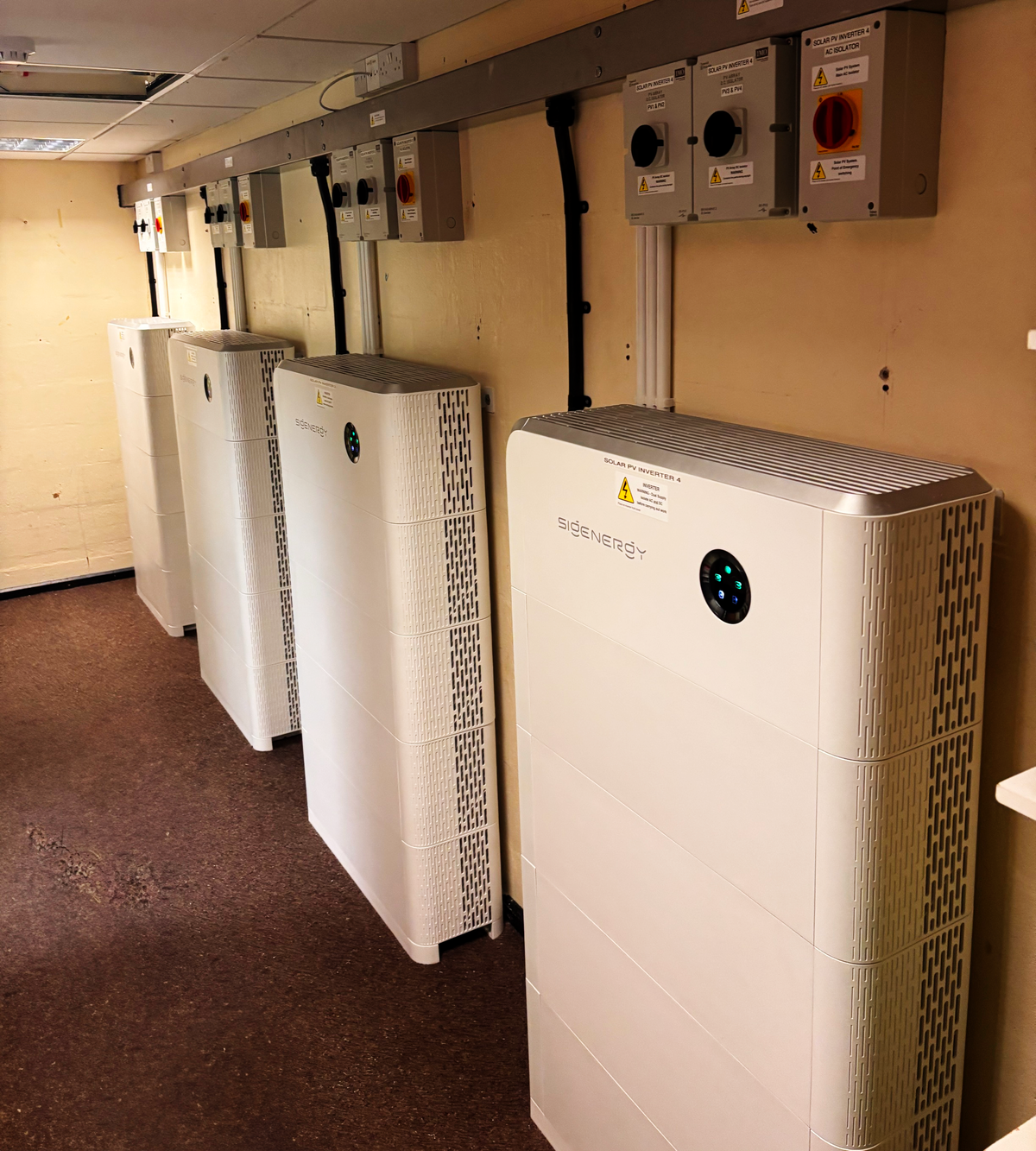Sisteme Sigenergy SigenStor instalate într-o cameră tehnică