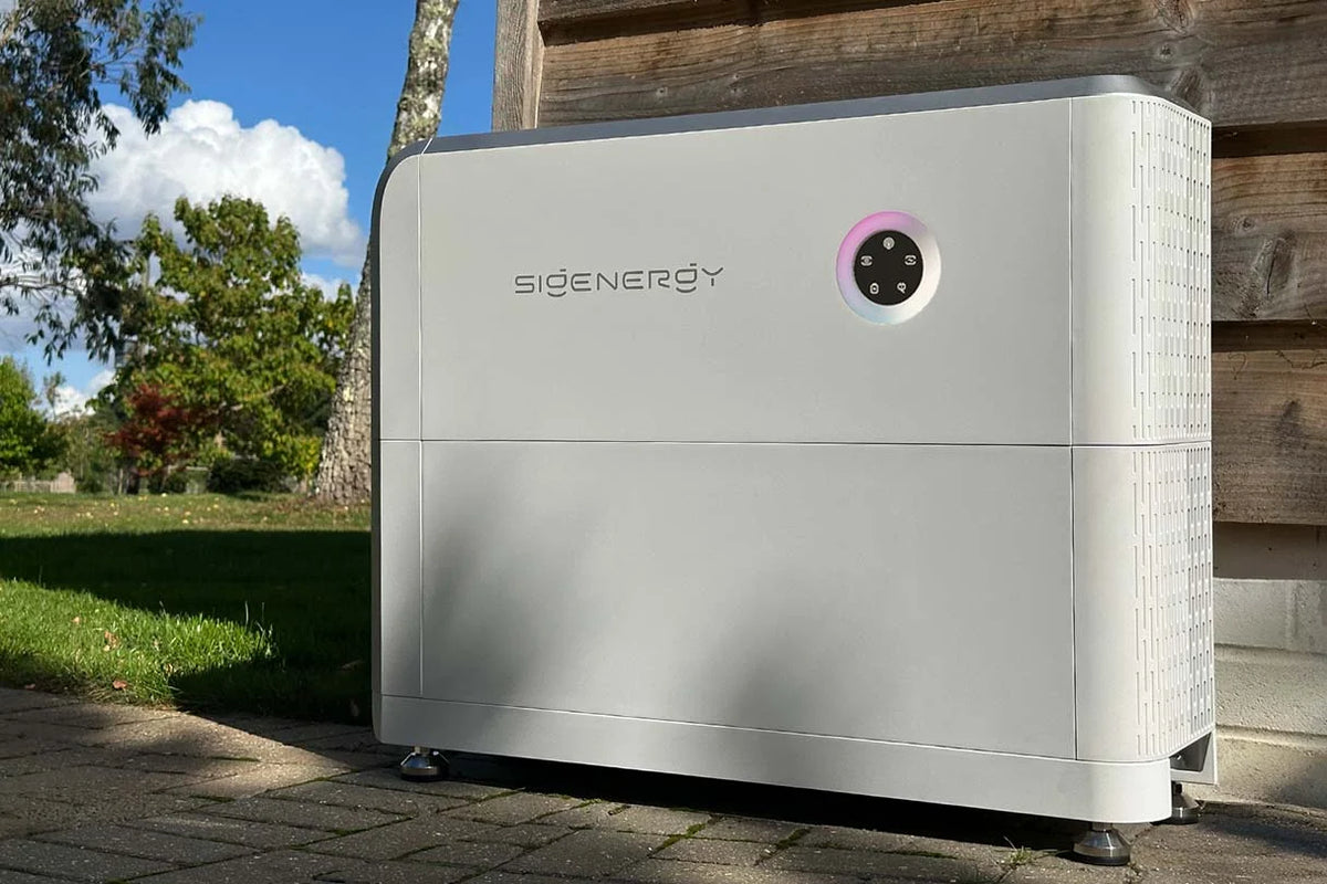 Sigenergy SigenStor instalat în exterior lângă un perete din lemn